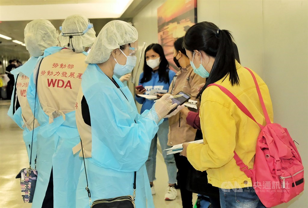 Quan chức từ Cơ quan Phát triển Lực lượng Lao động chào đón các công nhân Indonesia đến Sân bay Quốc tế Đào Viên Đài Loan.