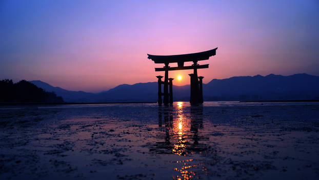 Cổng đền Itsukushima lúc hoàng hôn