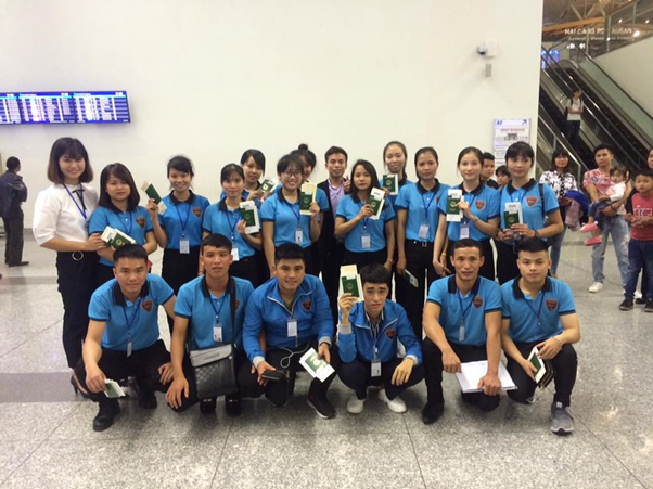 Lao động chuẩn bị xuất cảnh tại sân bay Nội Bài (Hà Nội) 