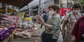 Người Nhật Bản ngày càng tiết kiệm do lạm phát