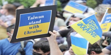 Hàng trăm người thuộc các quốc tịch đã tham gia diễu hành ở Đài Bắc để ủng hộ người dân Ukraine